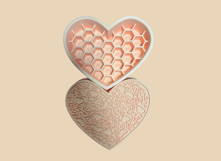 Hjerte slowfeeder + lickmat  |  Pawesomeday