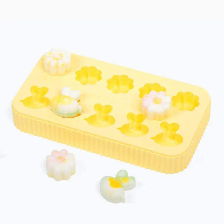 Bee + Daisy Treat Mold  |  Pawesomeday.no
