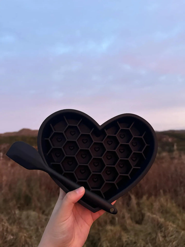 Hjerte slowfeeder + lickmat  |  Pawesomeday.no