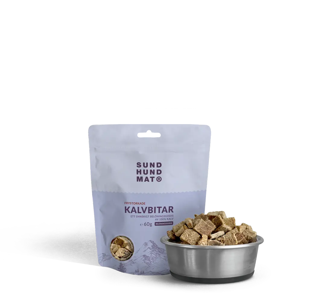 Pose med Sund Hundmat frysetørkede kalvebiter 60g, med biter i skål ved siden av
