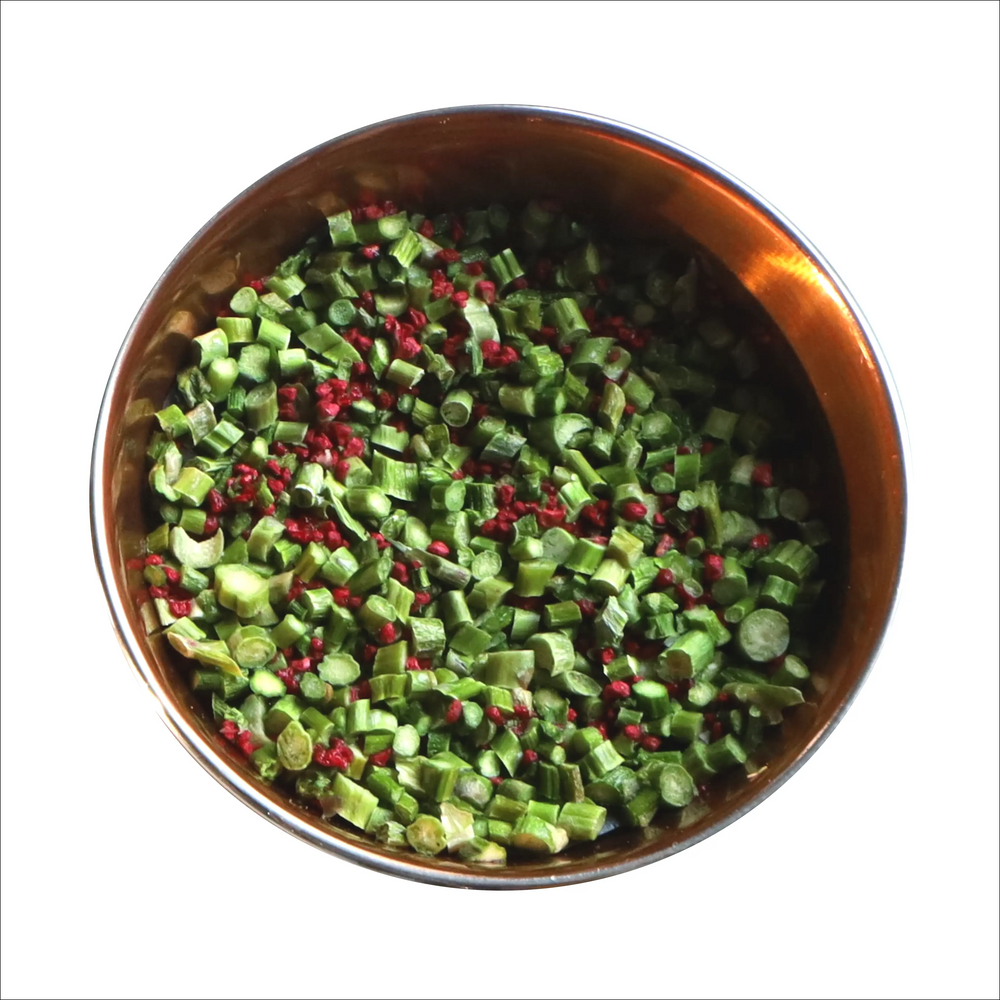 Frysetørket grønn asparges og bringebær | Grønnsakskomponent til hund og katt | Pamico  |  Pawesomeday.no