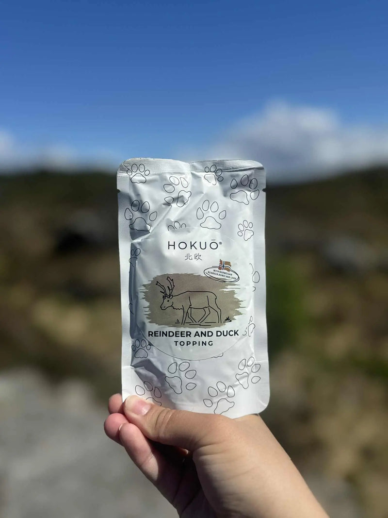 Hokuō lever saus med reinsdyrlever og ande i pose, holdt i hånden utendørs